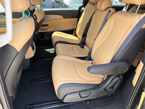 Used 2024 Kia Carnival LX FWD image 10