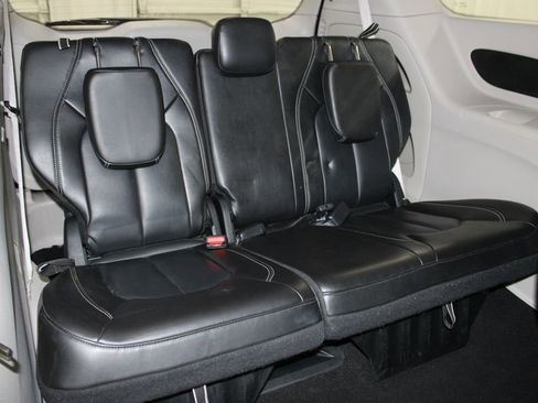 Used 2023 Chrysler Pacifica Touring-L FWD image 32