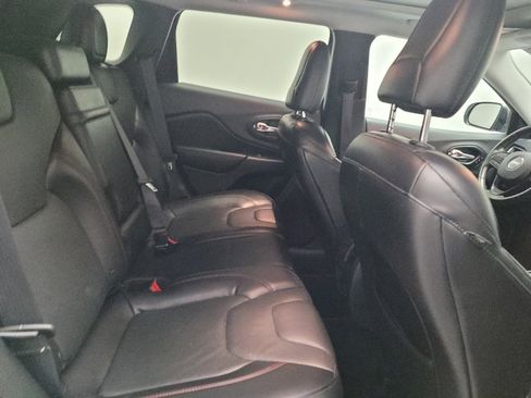 Used 2019 Jeep Cherokee Trailhawk AWD/4WD image 19