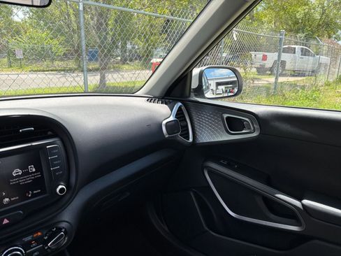 Used 2025 Kia Soul LX w/ LX Technology Package FWD image 33
