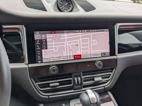 Used 2025 Porsche Macan image 17