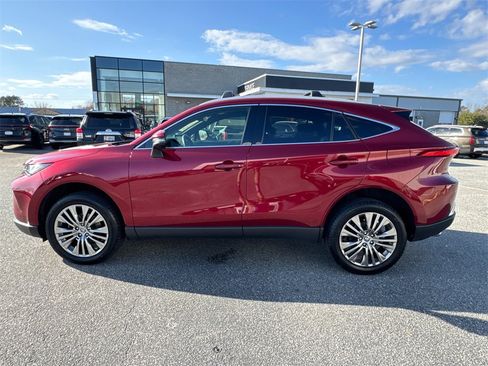 Used 2022 Toyota Venza XLE image 6