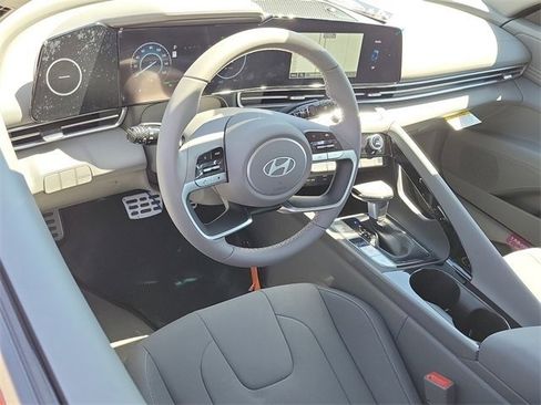 New 2025 Hyundai Elantra SEL image 2