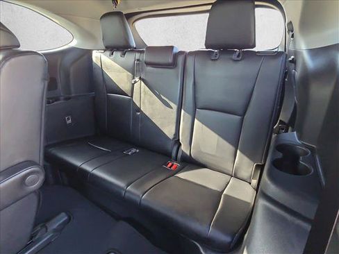 Used 2021 Toyota Highlander XLE FWD image 19