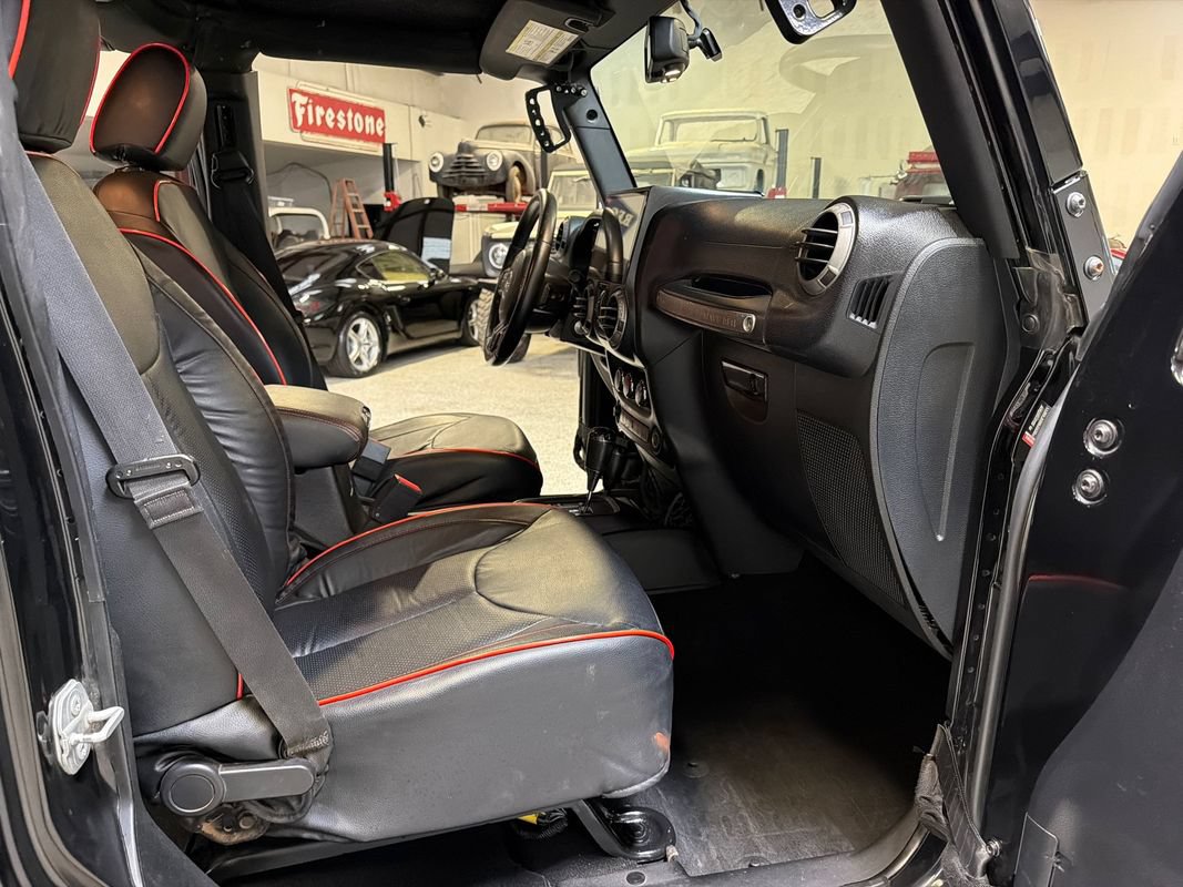 Used 2015 Jeep Wrangler Unlimited Sport w/ Quick Order Package 24S AWD/4WD image 32