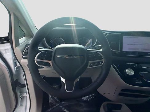 Used 2024 Chrysler Pacifica Touring-L FWD image 11