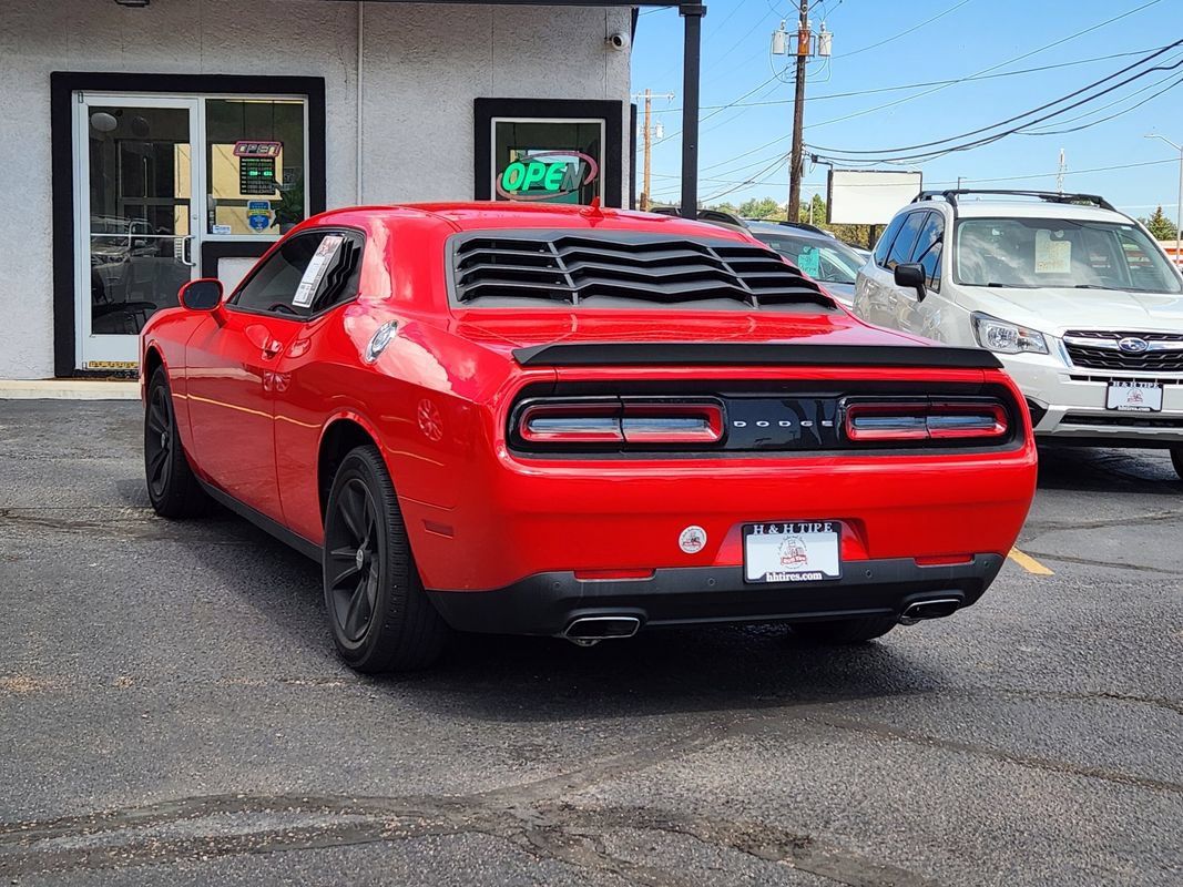 Used 2015 Dodge Challenger SXT w/ Driver Convenience Group RWD image 7