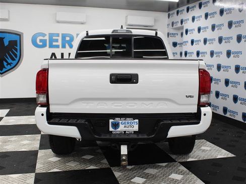 Used 2016 Toyota Tacoma TRD Sport image 3