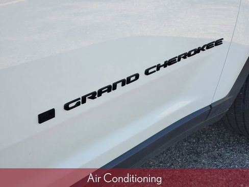 Used 2024 Jeep Grand Cherokee Altitude AWD/4WD image 7