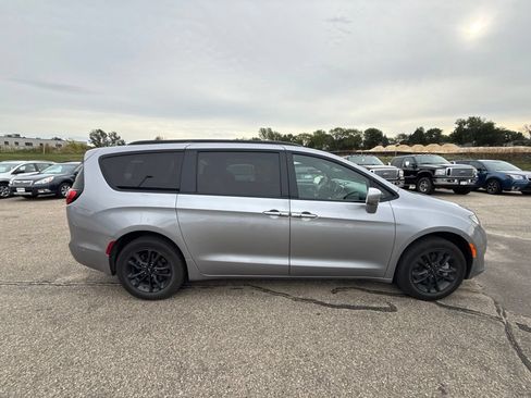 Used 2020 Chrysler Pacifica Touring-L w/ Advanced Safetytec Group AWD/4WD image 8