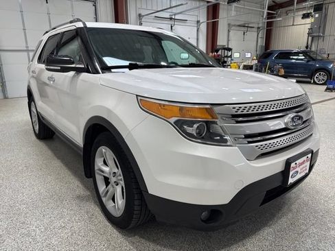 Used 2014 Ford Explorer XLT w/ Equipment Group 202A AWD/4WD image 4