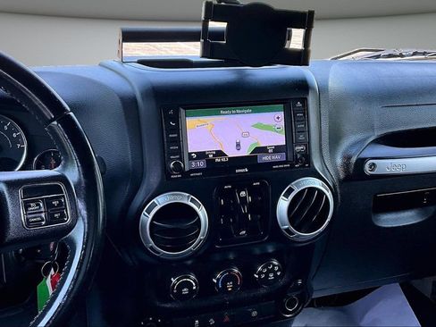 Used 2018 Jeep Wrangler Unlimited Rubicon w/ Connectivity Group AWD/4WD image 9