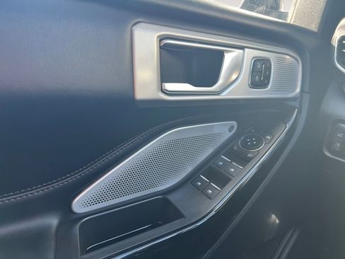 Used 2023 Ford Explorer Platinum w/ Technology Package image 16