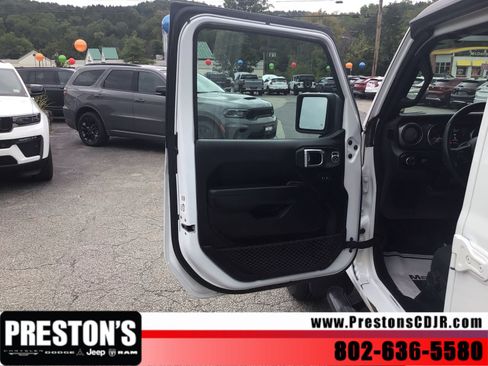 Used 2023 Jeep Gladiator Sport AWD/4WD image 10