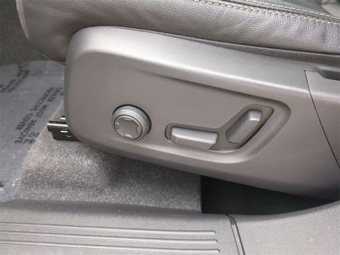 Used 2023 Volvo XC40 B5 Ultimate w/ Protection Package Premier image 9