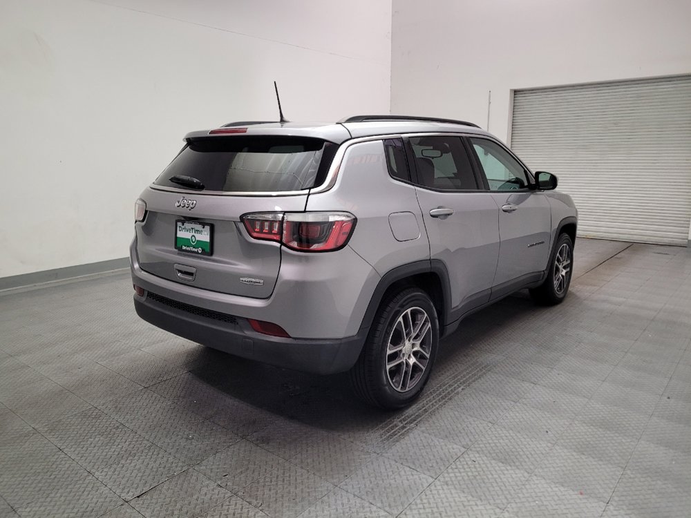 Used 2018 Jeep Compass Latitude FWD image 9