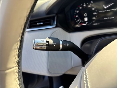 Used 2021 Land Rover Range Rover Velar R-Dynamic S image 24