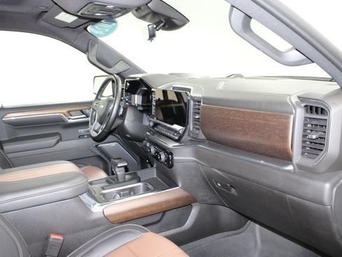Used 2024 Chevrolet Silverado 1500 High Country w/ Technology Package AWD/4WD image 31