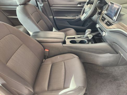 Used 2024 Nissan Altima 2.5 SV FWD image 15