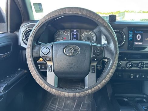 Used 2018 Toyota Tacoma TRD Sport image 12