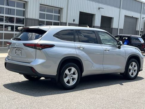 Used 2024 Toyota Highlander LE AWD/4WD image 13