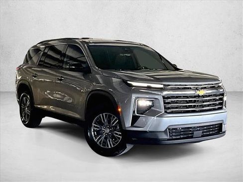 Used 2025 Chevrolet Traverse LT FWD image 12