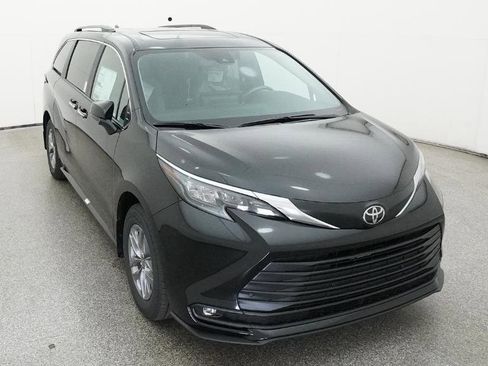 New 2026 Toyota Sienna XLE FWD image 17