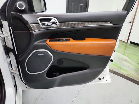 Used 2016 Jeep Grand Cherokee SRT image 29