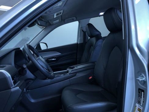 Certified 2025 Toyota Grand Highlander AWD image 11