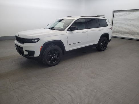 Used 2023 Jeep Grand Cherokee L Laredo AWD/4WD image 2