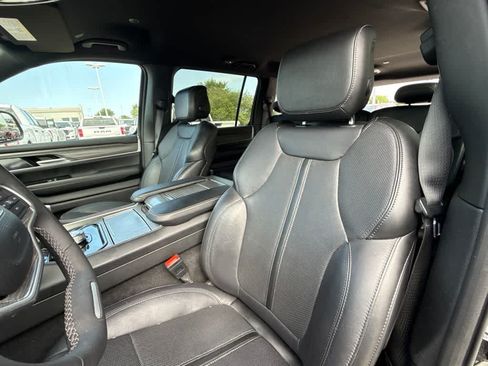 Used 2024 Jeep Wagoneer L Series II w/ Flexible Seating Group RWD image 19