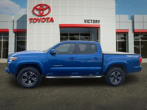 Used 2017 Toyota Tacoma TRD Sport w/ Premium & Technology Package AWD/4WD image 6