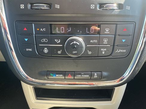 Used 2016 Chrysler Town & Country Touring-L w/ Driver Convenience Group FWD image 17