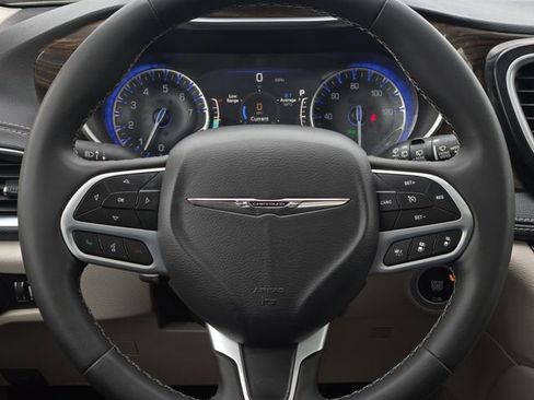 Used 2023 Chrysler Pacifica Limited FWD image 26