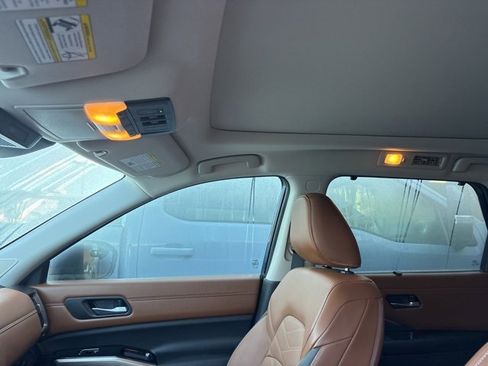 Used 2024 Nissan Pathfinder Platinum image 11