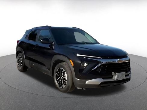 Used 2025 Chevrolet TrailBlazer LT image 3