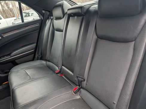 Used 2014 Chrysler 300 C image 9