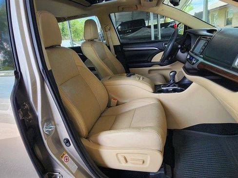 Used 2016 Toyota Highlander Limited FWD image 21