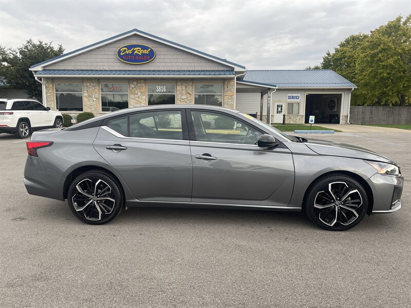 Used 2023 Nissan Altima 2.5 SR AWD/4WD image 2
