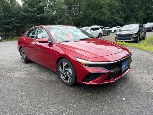 Certified 2025 Hyundai Elantra SEL FWD image 2