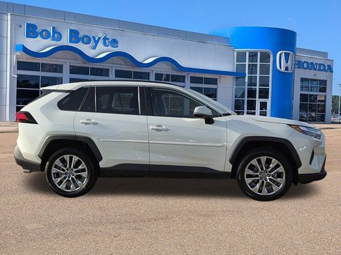 Used 2022 Toyota RAV4 XLE Premium FWD image 4