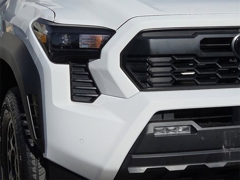 Used 2024 Toyota Tacoma TRD Off-Road image 10