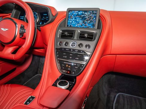 Used 2023 Aston Martin DB11 Coupe image 23