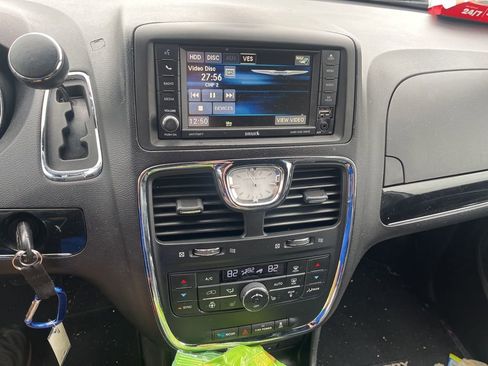 Used 2015 Chrysler Town & Country S w/ Driver Convenience Group image 9