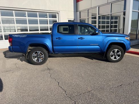 Used 2016 Toyota Tacoma TRD Sport image 27