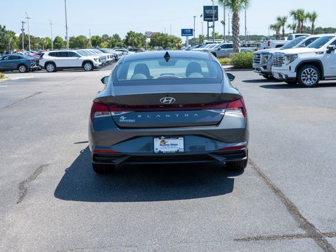Used 2023 Hyundai Elantra SEL w/ Convenience Package FWD image 4