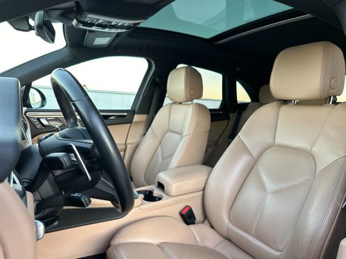 Used 2022 Porsche Macan w/ Premium Package image 5