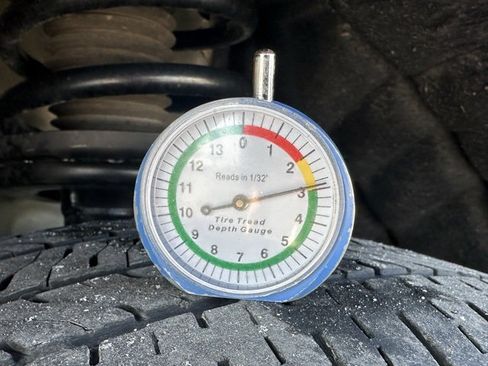 Used 2025 Chevrolet Traverse LT image 36