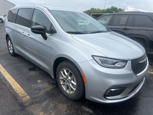 Certified 2024 Chrysler Pacifica Touring-L FWD image 7