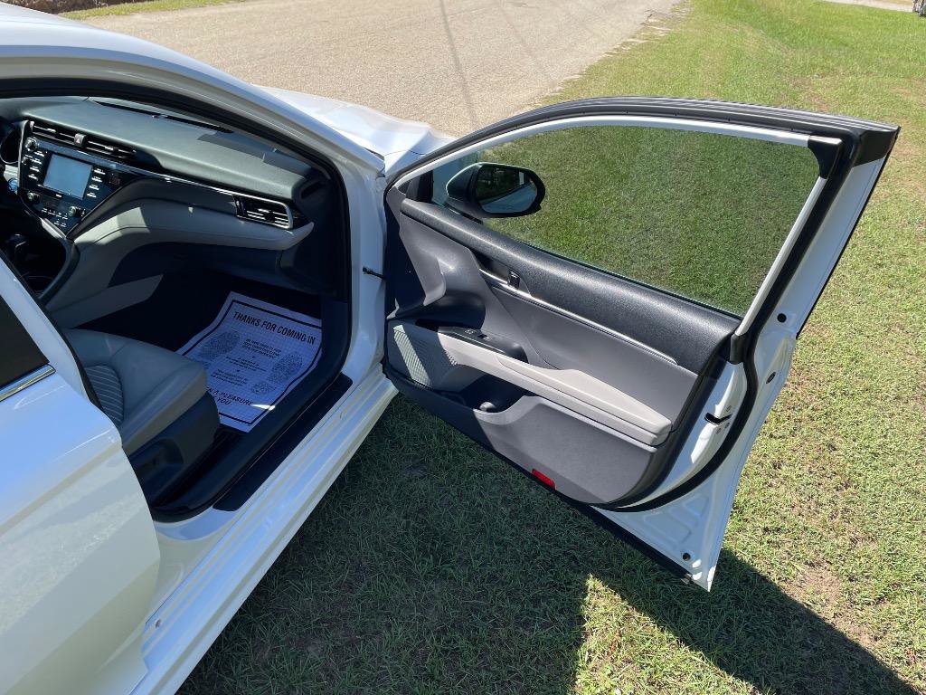 Used 2020 Toyota Camry SE FWD image 16